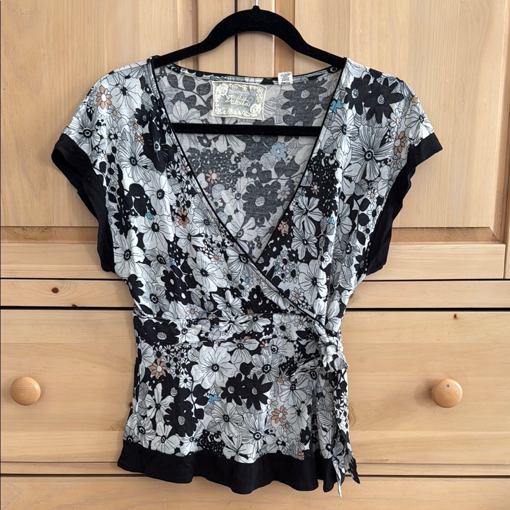 Anthropologie Delta black and White Wrap Tie Front Cap Sleeve Blouse